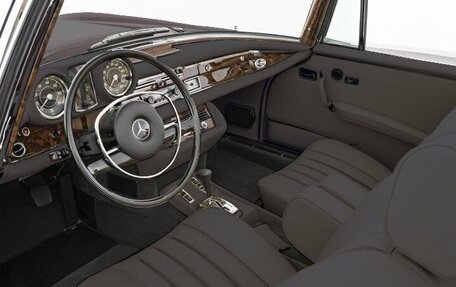 Mercedes-Benz W111, 1969 год, 49 999 000 рублей, 11 фотография