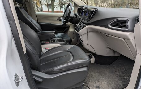 Chrysler Pacifica (RU), 2019 год, 3 199 000 рублей, 13 фотография