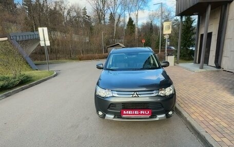 Mitsubishi Outlander III рестайлинг 3, 2014 год, 2 000 000 рублей, 9 фотография