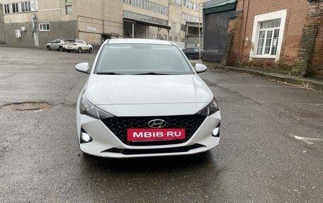 Hyundai Solaris II рестайлинг, 2021 год, 1 790 000 рублей, 2 фотография