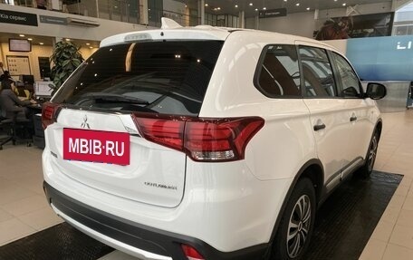 Mitsubishi Outlander III рестайлинг 3, 2018 год, 2 296 600 рублей, 6 фотография