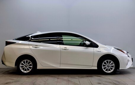 Toyota Prius IV XW50, 2017 год, 1 890 000 рублей, 5 фотография