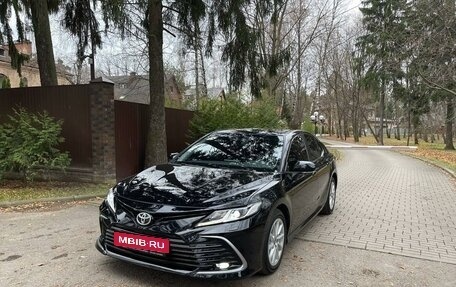 Toyota Camry, 2021 год, 3 400 000 рублей, 2 фотография