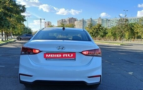 Hyundai Solaris II рестайлинг, 2017 год, 900 000 рублей, 3 фотография