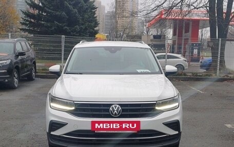 Volkswagen Tiguan II, 2021 год, 3 299 000 рублей, 2 фотография