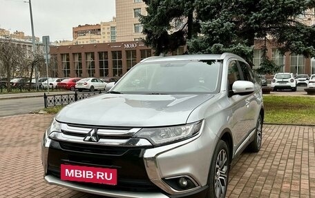 Mitsubishi Outlander III рестайлинг 3, 2017 год, 1 719 000 рублей, 2 фотография