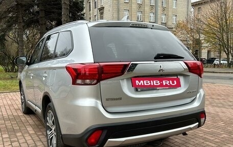 Mitsubishi Outlander III рестайлинг 3, 2017 год, 1 719 000 рублей, 4 фотография