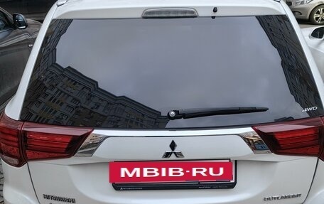 Mitsubishi Outlander III рестайлинг 3, 2019 год, 3 000 000 рублей, 2 фотография