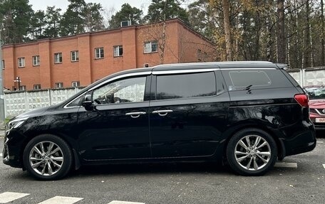 KIA Carnival III, 2019 год, 2 390 000 рублей, 2 фотография