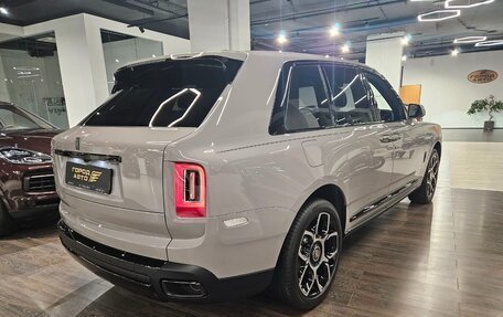 Rolls-Royce Cullinan, 2024 год, 63 000 000 рублей, 13 фотография