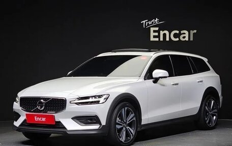 Volvo V60 Cross Country II, 2020 год, 3 880 000 рублей, 2 фотография