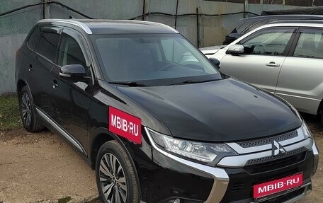 Mitsubishi Outlander III рестайлинг 3, 2021 год, 2 900 000 рублей, 4 фотография