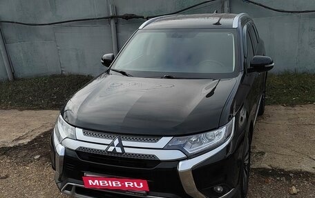 Mitsubishi Outlander III рестайлинг 3, 2021 год, 2 900 000 рублей, 2 фотография