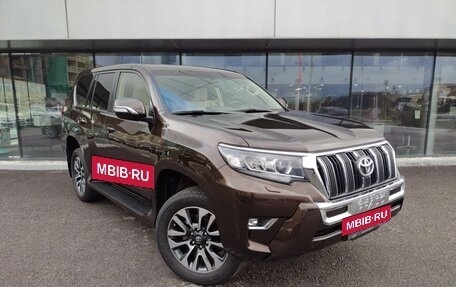 Toyota Land Cruiser Prado 150 рестайлинг 2, 2022 год, 7 952 700 рублей, 3 фотография