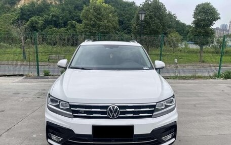 Volkswagen Tiguan II, 2021 год, 3 000 800 рублей, 2 фотография