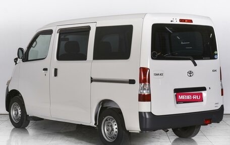 Toyota Town Ace IV, 2018 год, 1 840 000 рублей, 2 фотография