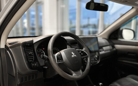 Mitsubishi Outlander III рестайлинг 3, 2014 год, 1 344 000 рублей, 10 фотография