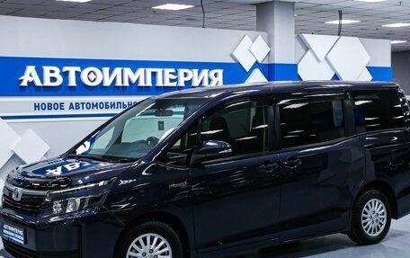 Toyota Voxy III, 2014 год, 2 048 000 рублей, 3 фотография