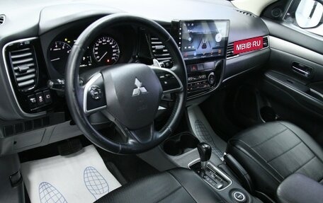 Mitsubishi Outlander III рестайлинг 3, 2014 год, 1 798 000 рублей, 14 фотография