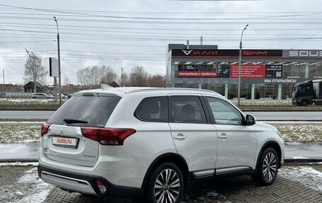 Mitsubishi Outlander III рестайлинг 3, 2020 год, 2 495 000 рублей, 5 фотография