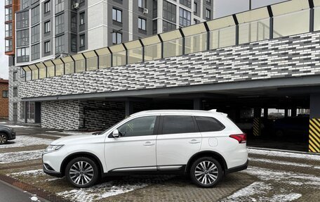 Mitsubishi Outlander III рестайлинг 3, 2020 год, 2 495 000 рублей, 8 фотография