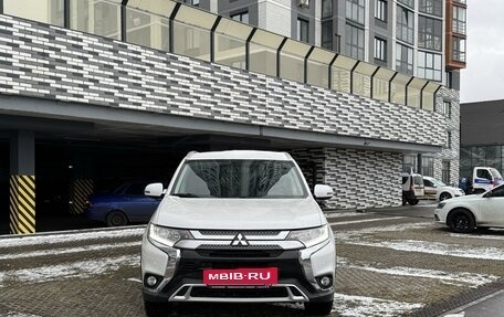 Mitsubishi Outlander III рестайлинг 3, 2020 год, 2 495 000 рублей, 2 фотография