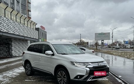 Mitsubishi Outlander III рестайлинг 3, 2020 год, 2 495 000 рублей, 3 фотография