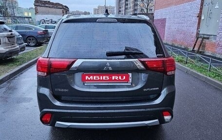 Mitsubishi Outlander III рестайлинг 3, 2018 год, 1 750 000 рублей, 4 фотография