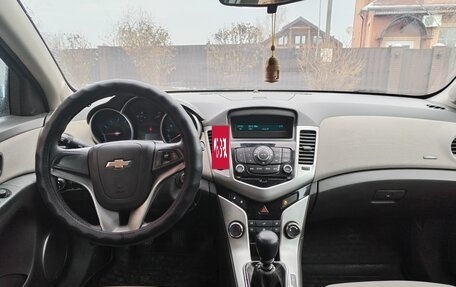 Chevrolet Cruze II, 2009 год, 650 000 рублей, 16 фотография