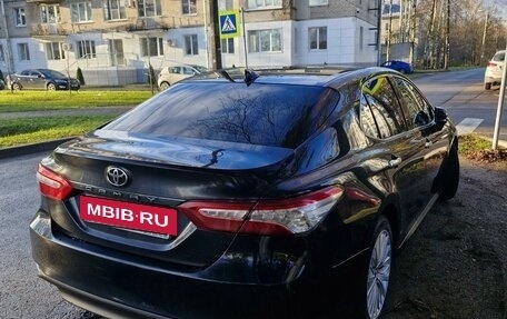 Toyota Camry, 2019 год, 2 300 000 рублей, 4 фотография