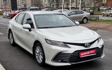 Toyota Camry, 2021 год, 3 690 000 рублей, 2 фотография