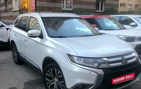 Mitsubishi Outlander III рестайлинг 3, 2015 год, 1 650 000 рублей, 4 фотография