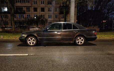 Mercedes-Benz E-Класс, 2000 год, 300 000 рублей, 2 фотография