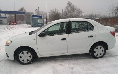 Renault Logan II, 2018 год, 800 000 рублей, 4 фотография