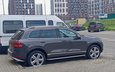 Volkswagen Touareg III, 2011 год, 2 400 000 рублей, 2 фотография