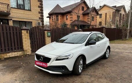 Volvo V40 Cross Country I, 2018 год, 1 800 000 рублей, 1 фотография