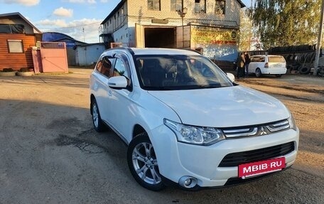 Mitsubishi Outlander III рестайлинг 3, 2013 год, 1 450 000 рублей, 2 фотография