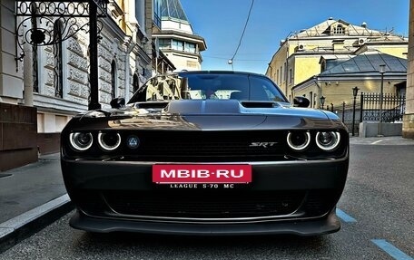 Dodge Challenger III рестайлинг 2, 2017 год, 3 600 000 рублей, 6 фотография