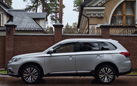 Mitsubishi Outlander III рестайлинг 3, 2019 год, 2 730 000 рублей, 8 фотография