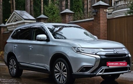 Mitsubishi Outlander III рестайлинг 3, 2019 год, 2 730 000 рублей, 3 фотография