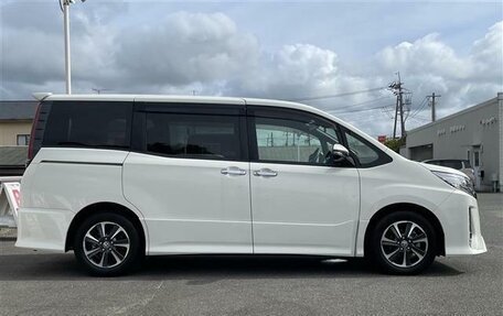 Toyota Noah III, 2021 год, 2 050 000 рублей, 4 фотография