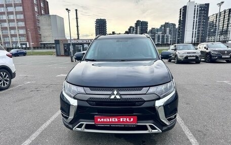 Mitsubishi Outlander III рестайлинг 3, 2022 год, 3 500 000 рублей, 1 фотография