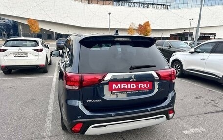 Mitsubishi Outlander III рестайлинг 3, 2022 год, 3 500 000 рублей, 2 фотография