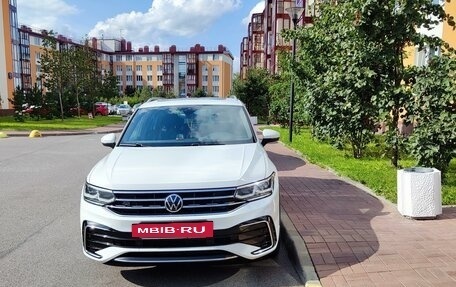 Volkswagen Tiguan II, 2021 год, 4 200 000 рублей, 2 фотография