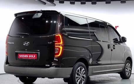 Hyundai Grand Starex Grand Starex I рестайлинг 2, 2021 год, 3 340 000 рублей, 4 фотография