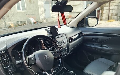 Mitsubishi Outlander III рестайлинг 3, 2019 год, 2 200 000 рублей, 13 фотография