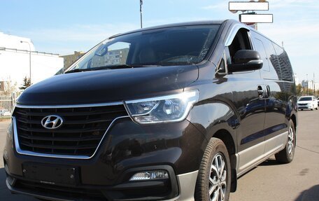 Hyundai Grand Starex Grand Starex I рестайлинг 2, 2018 год, 3 600 000 рублей, 3 фотография