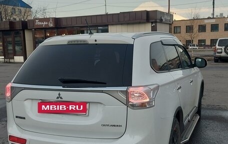 Mitsubishi Outlander III рестайлинг 3, 2014 год, 1 800 000 рублей, 5 фотография