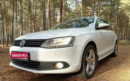 Volkswagen Jetta VI, 2012 год, 1 300 000 рублей, 2 фотография