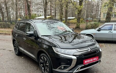 Mitsubishi Outlander III рестайлинг 3, 2022 год, 2 960 000 рублей, 3 фотография